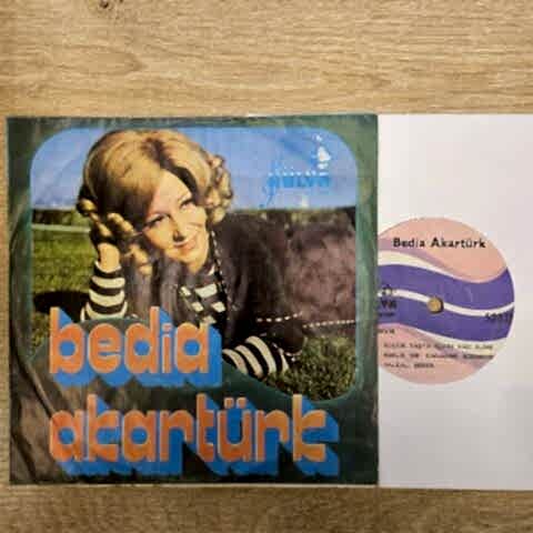 Bedia Akartürk – Ne Güzel Yartmış / Menekşe Koymuşlar / Havada Bulut Yok / Küçük Yaşta Aldım Sazı Eli̇me / Kekli̇k Gibi̇ Kanadımı Süzmedim / Halkalı Şeker 45LİK PLAK